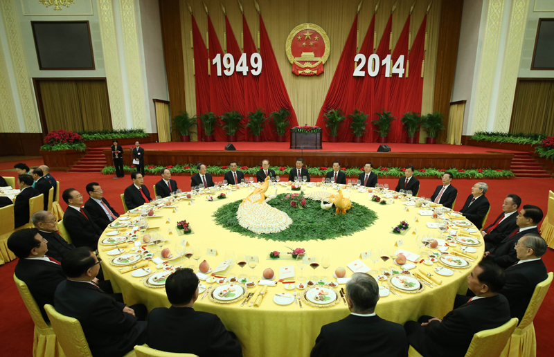 9月30日晚，国务院在北京人民大会堂举行国庆招待会，热烈庆祝中华人民共和国成立65周年。习近平、李克强、张德江、俞正声、刘云山、王岐山、张高丽等党和国家领导人与中外人士欢聚一堂，共庆佳节。新华社记者 庞兴雷 摄 