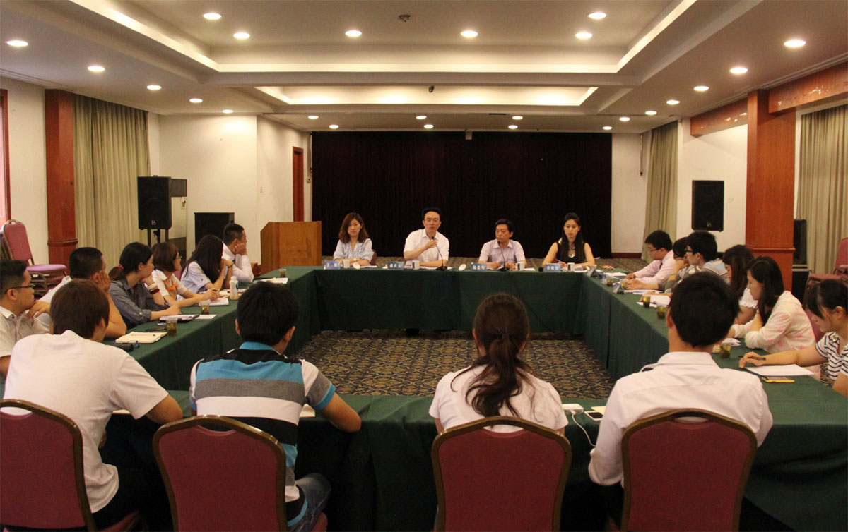2014年7月2日集团召开80、90后青年骨干座谈会.jpg