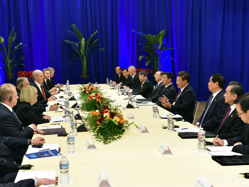 9月22日，国家主席习近平在西雅图集体会见美国华盛顿州州长英斯利、西雅图市市长埃德·默里、华盛顿州联邦参议员帕蒂·默里、联邦众议员拉森、美国前驻华大使骆家辉等人士。新华社记者 李涛 摄