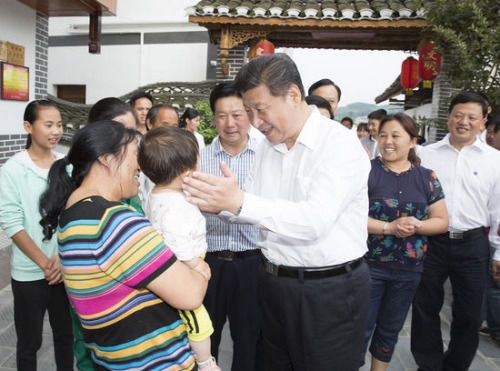 资料图：2015年6月16日至18日，中共中央总书记、国家主席、中央军委主席习近平来到贵州遵义、贵阳和贵安新区， 深入农村、企业、学校、园区、红色教育基地，就做好扶贫开发工作、谋划好“十三五”时期经济社会发展进行调研考 察。图片来源：新华网