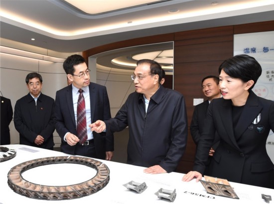 李克强详细了解企业的创新技术和产品